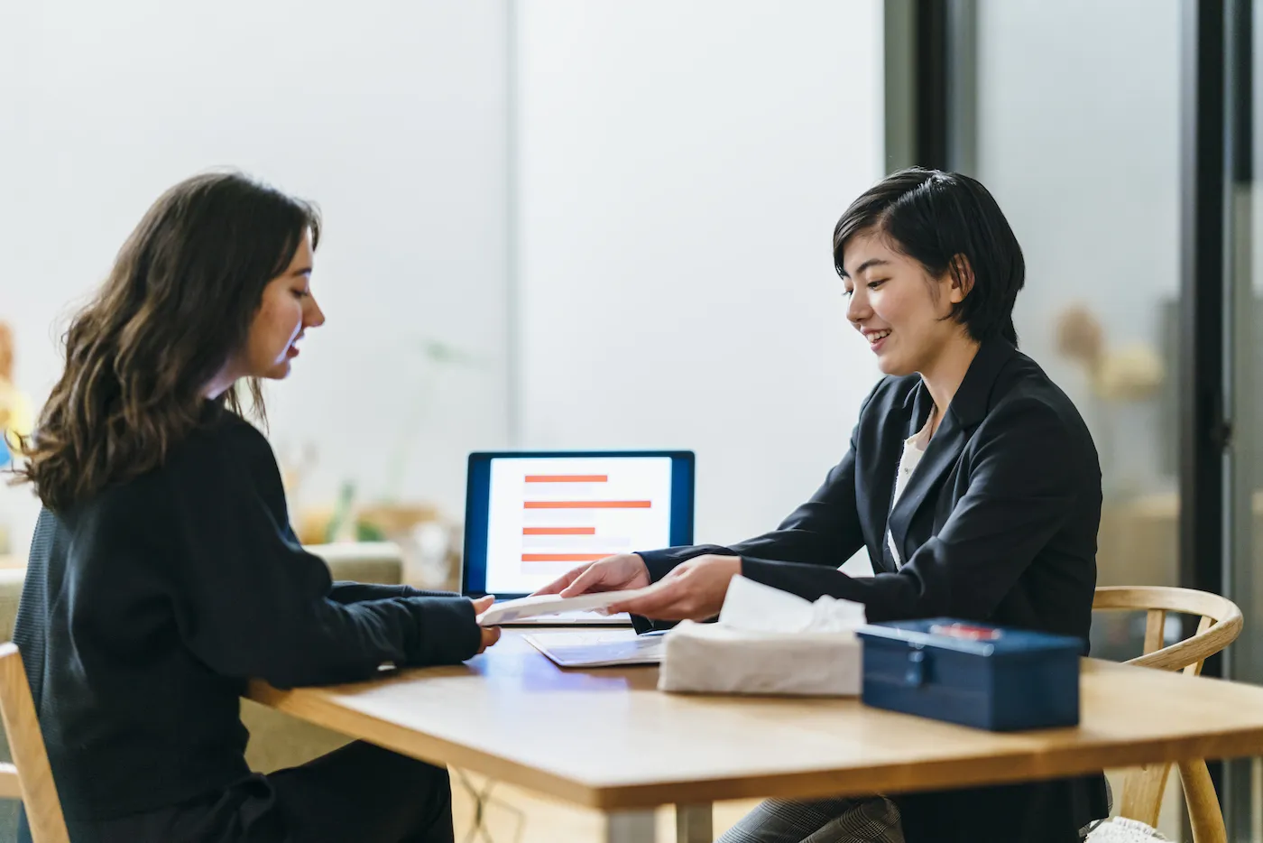 A consultant is giving advice to her client at home.