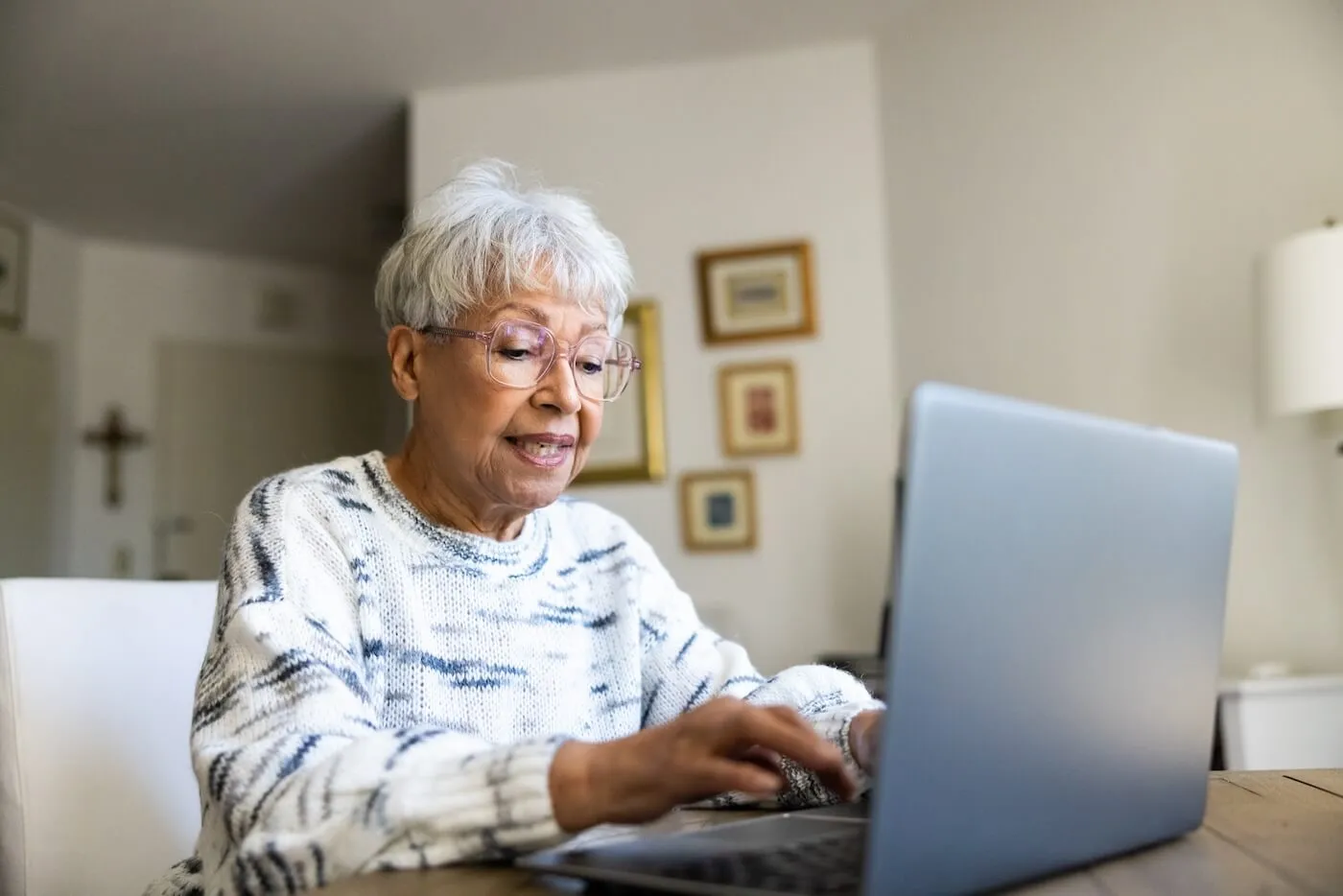 A senior woman working on the laptop