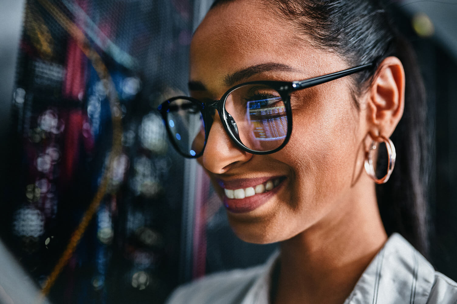 happy employee uses prismhr integration with Experian VOIE Product