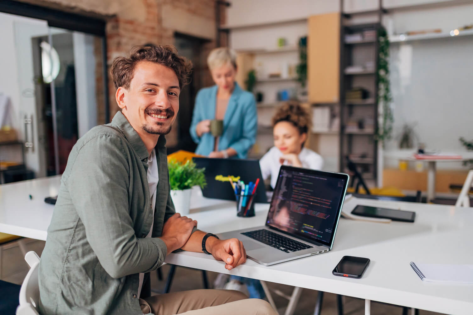 happy employee uses Experian UCM Services