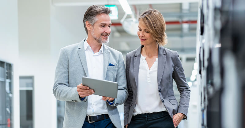 woman-looking-at-man-modern-office 